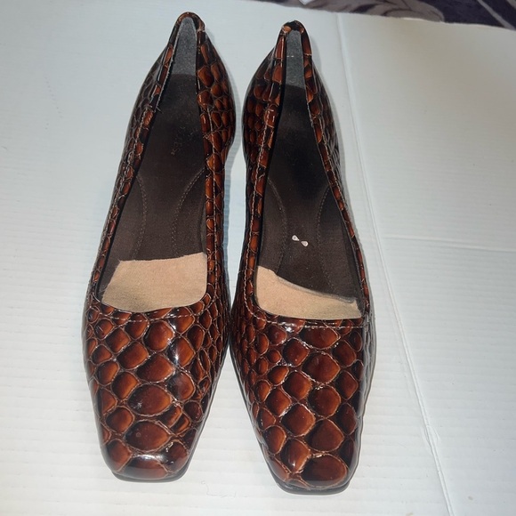 AEROSOLES Brown Heels‎ with Woven Leather Design - Picture 2 of 5